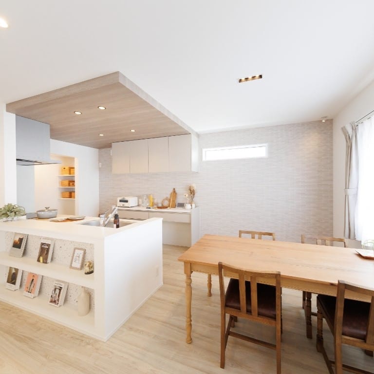 キッチン前のカウンターでダイニングをカフェ風に演出。*施工例