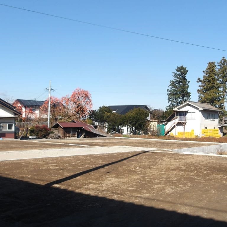豊かな自然を感じられる住環境ながら、小学校まで徒歩5分・イオンタウン信州山形まで車6分の便利な立地♪
