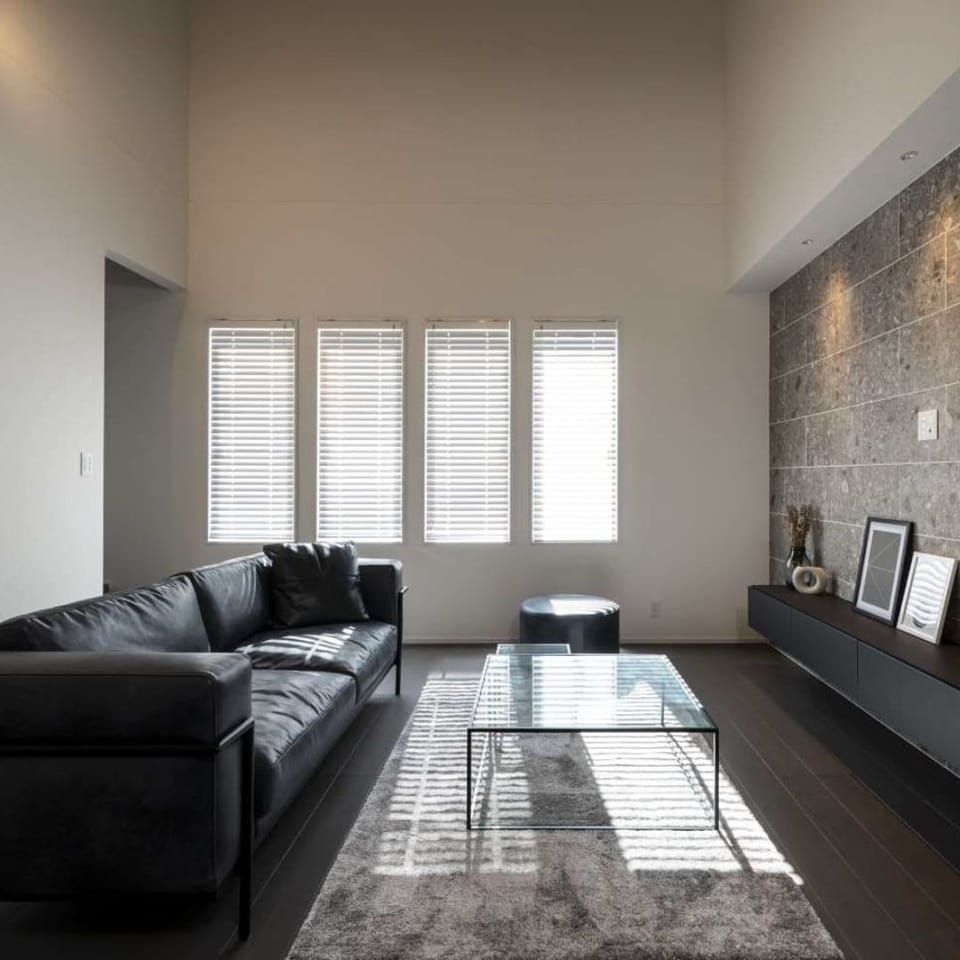 壁面の石目調のタイルと差し込む日差しが非日常感を演出*施工例