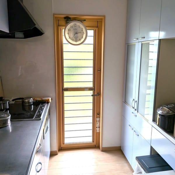 キッチン背面に便利なカップボード付。食器や調理器具、食品ストックなど細かなアイテムを収納できます。