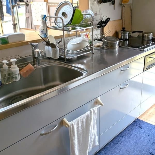 3口のIHクッキングヒーターやグリル搭載のシステムキッチン。幅広のシンクは食器洗いも楽々。