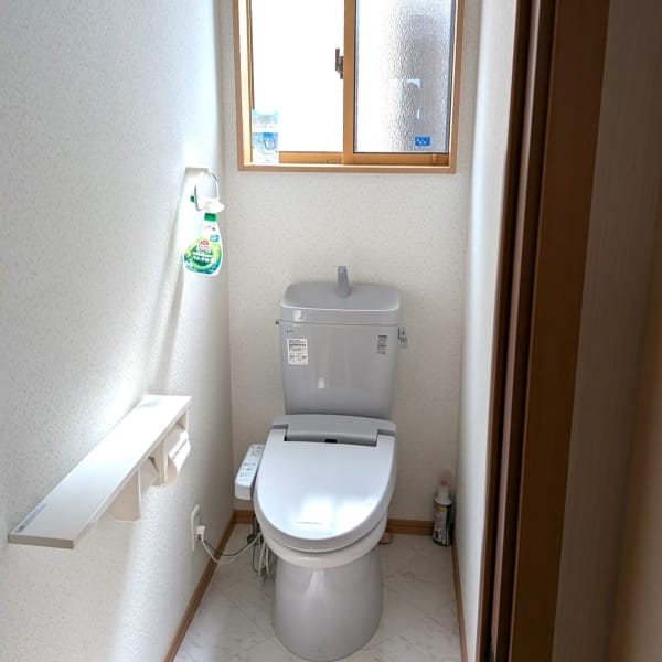 トイレ便器のカラーはブルーグレーを採用。シンプルでありながらも高級感を感じさせる空間です。