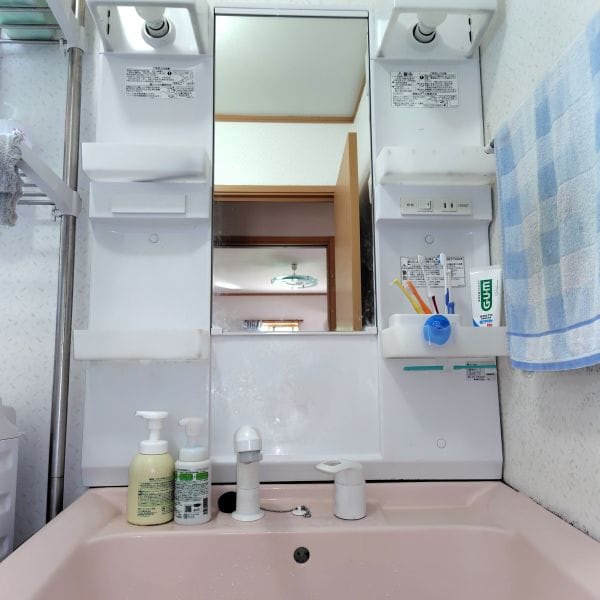 タカラスタンダード製の洗面台はシャワー水栓。衣類の予洗い、洗面ボウルの清掃まで、多彩に対応します。