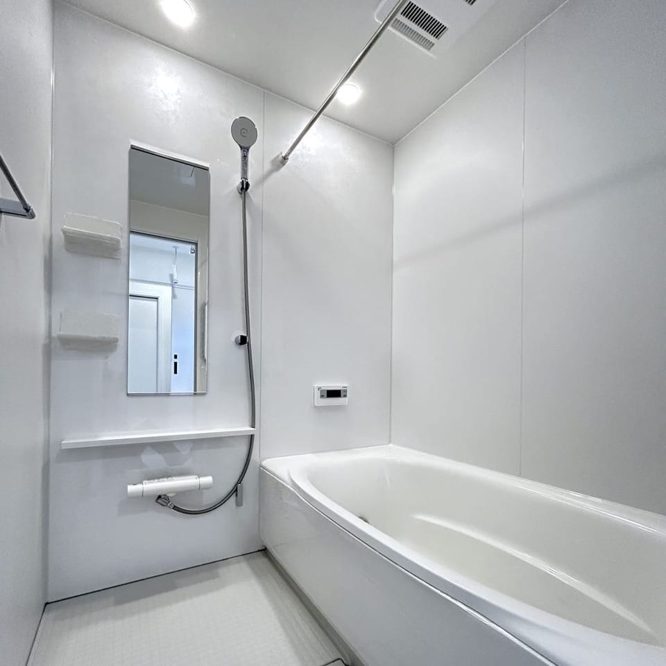 清潔感あふれる白で統一されたLIXIL製の2帖浴室。上質なリラックスタイムを演出します。