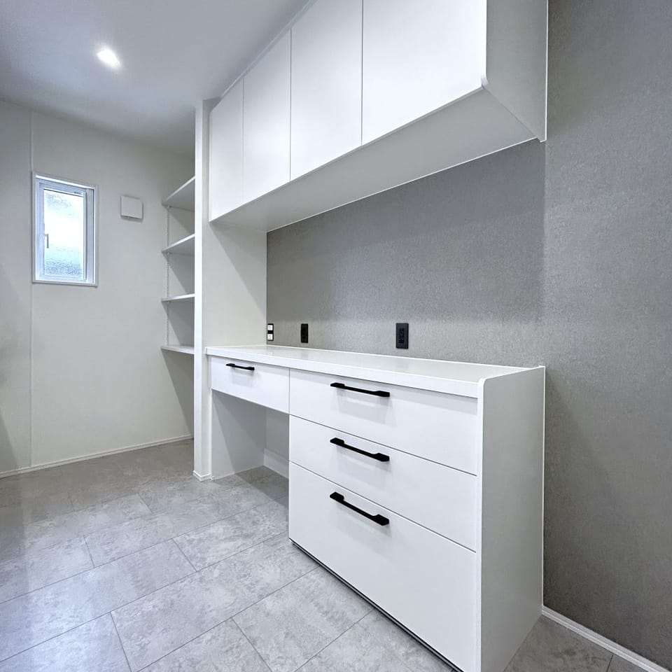 カップボードは上下に収納のある二の字タイプ。食器や調理器具をたっぷり収納でき、整ったキッチンを保てます。