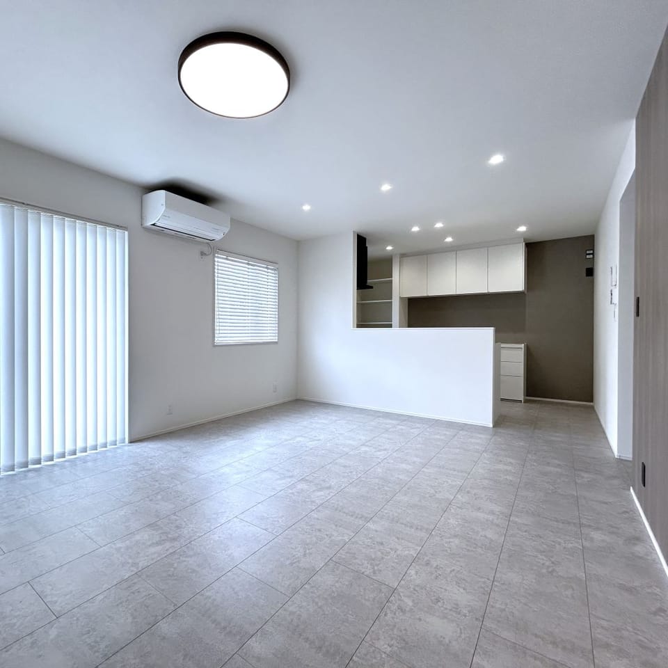 南向きの窓からは、やさしい陽光が一日中差し込みます。16帖のゆとりある空間で、くつろぎの時間を過ごせます。