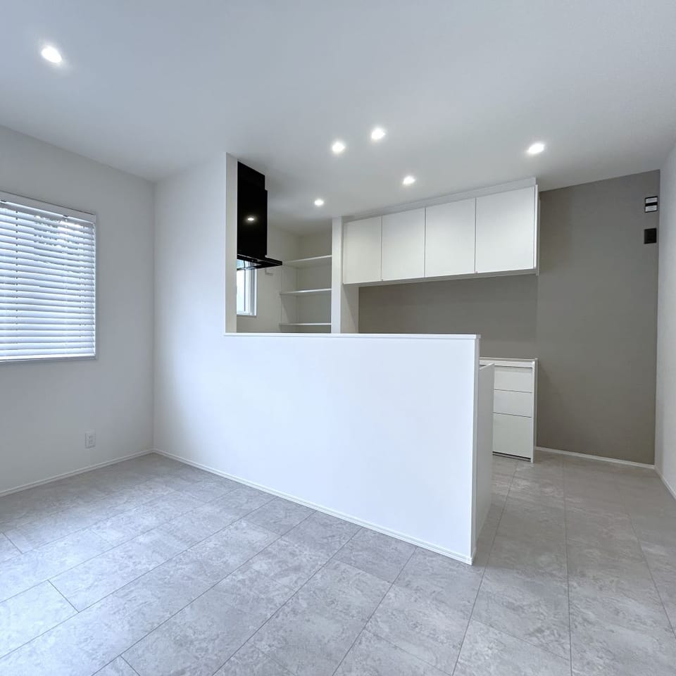 キッチンからリビング・ダイニングを見渡しやすく、料理中もお子様を見守ることのできる安心の間取り。