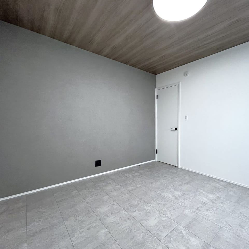 7帖寝室はLDKと同じライトグレーのフローリング。オーク柄の天井で安らぎのある雰囲気に仕上げました。