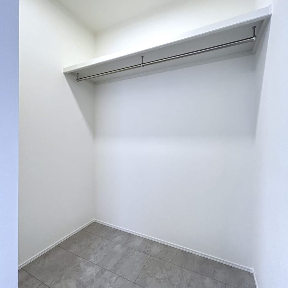 寝室には1.5帖のウォークインクローゼット付。衣類や季節物もすっきり収まり、整理整頓がしやすい空間。