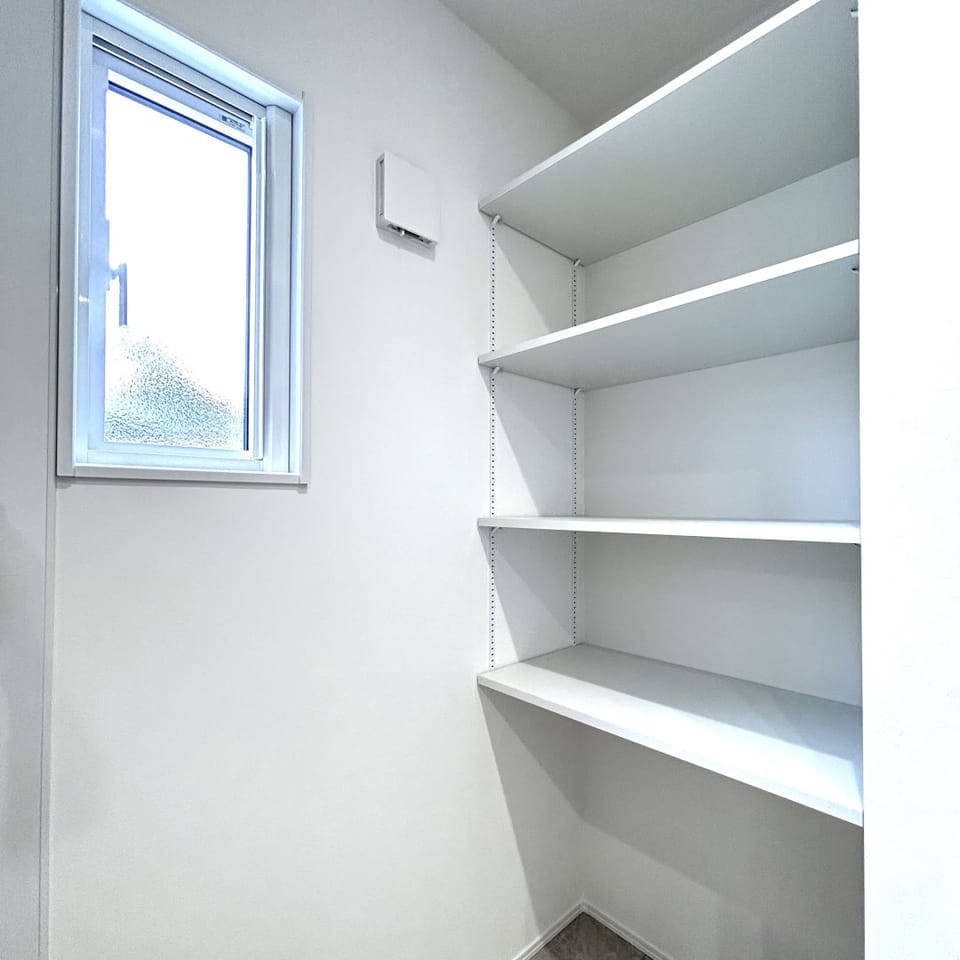 カップボード奥には可動棚を設置。パントリーとして、食品ストックや調理家電を収納できます。