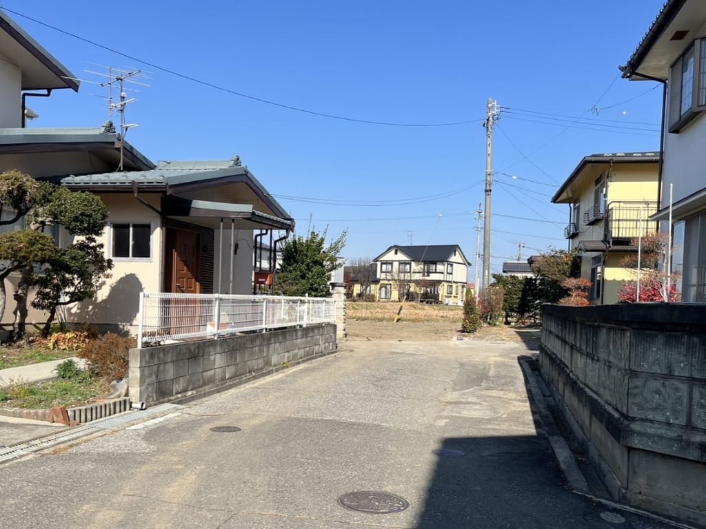 前面道路の通行は近隣にお住まいの方のみで、ごく限られています。小さなお子様の外遊びも安心です。