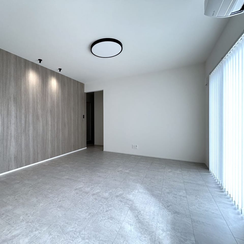 LDK全体にはコテ塗りの風合いを表現したクレイ柄フローリングを採用し、木目とは一味違う落ち着いた上質感を演出。