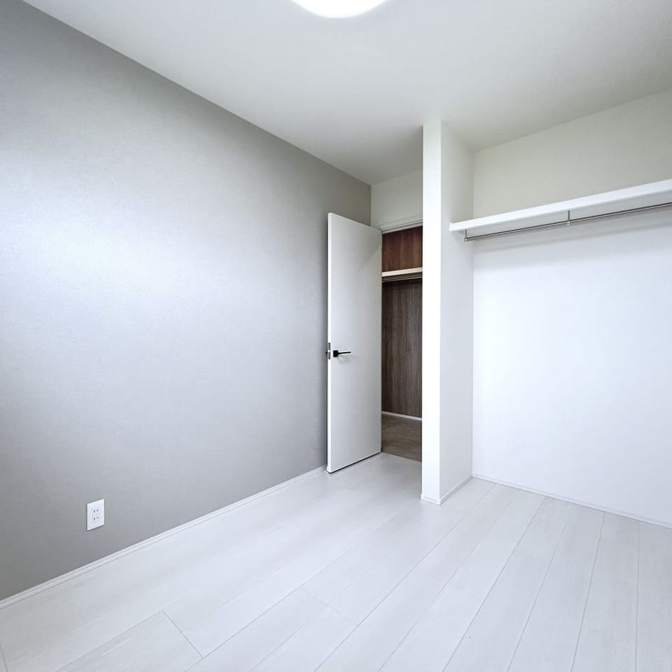 4.4帖洋室はグレーのクロスと白のフローリングで柔らかな印象に。年代や性別を問わず、子ども部屋にも。