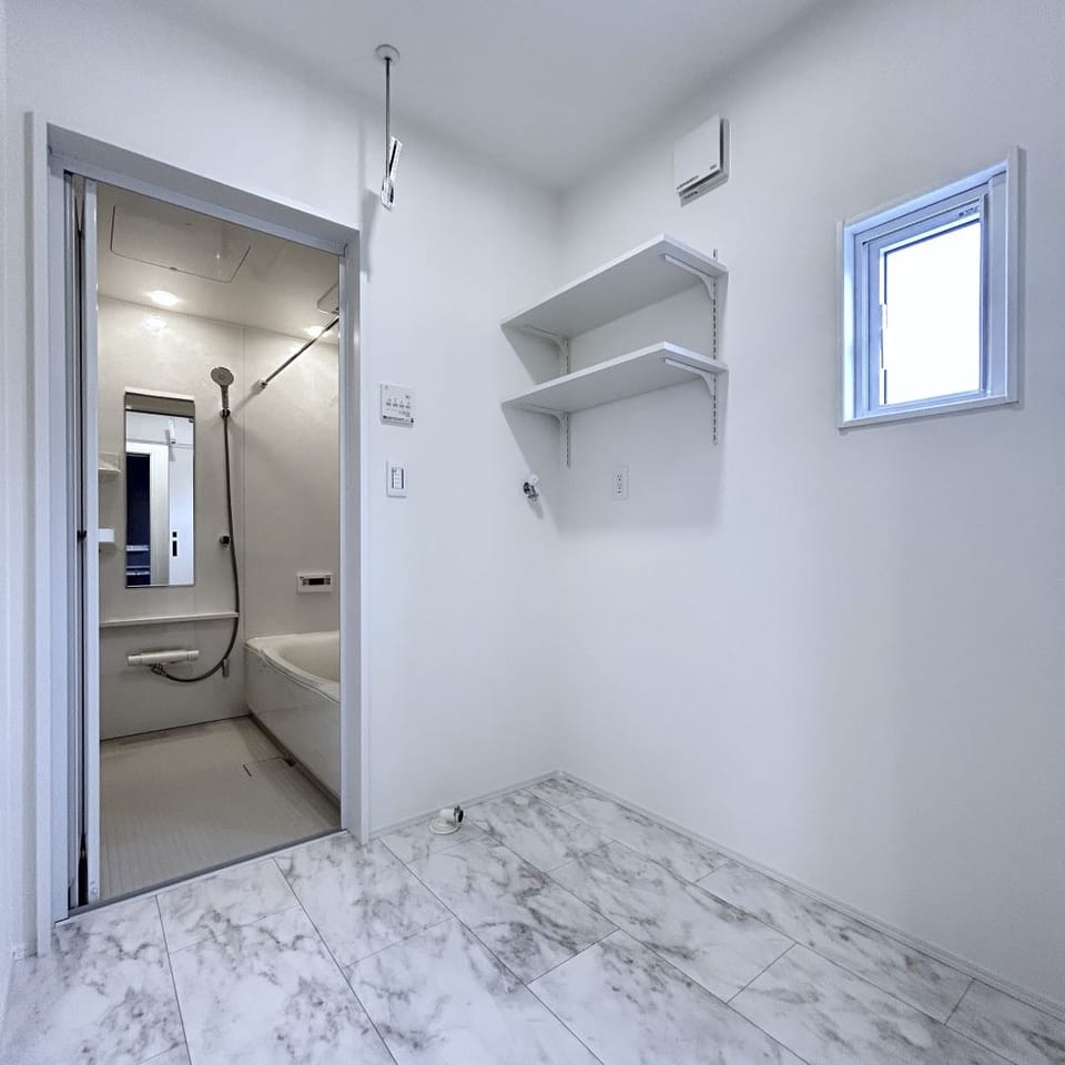 脱衣室はゆったり2帖。着替えや洗濯作業にゆとりがあり、収納も充実しやすい快適な空間です。