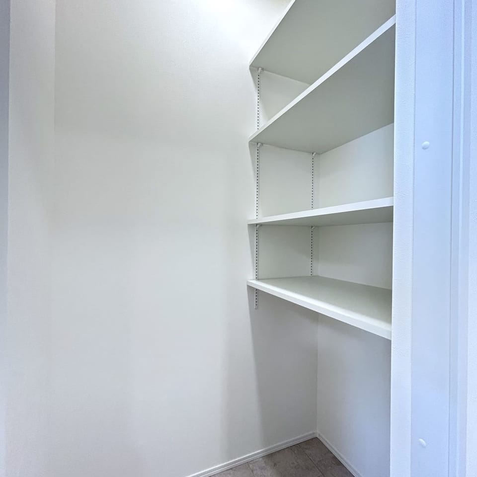 ウォークスルークローゼット隣に可動棚付の便利な収納スペースを。季節用品や生活感のあるアイテムの収納に◎。