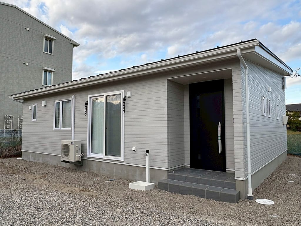 大割ボーダーで重厚感のある外観。グレーの柔らかな質感とシャープなラインのコントラストが魅力。