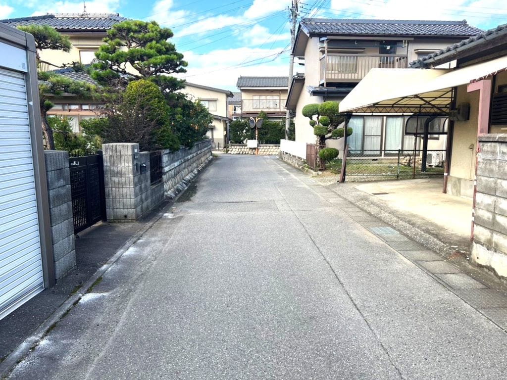 前面道路は周辺にお住いの方の通行がほとんどなので、小さなお子様も安心の落ち着いた住環境です。