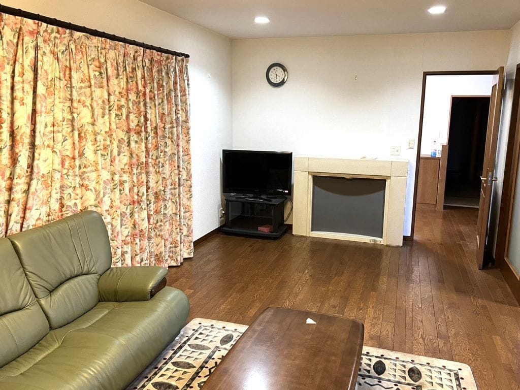 リビングの主役は遠赤外線暖炉。暖炉のような癒しを与えてくれるので、ご家族の時間をより温かく。