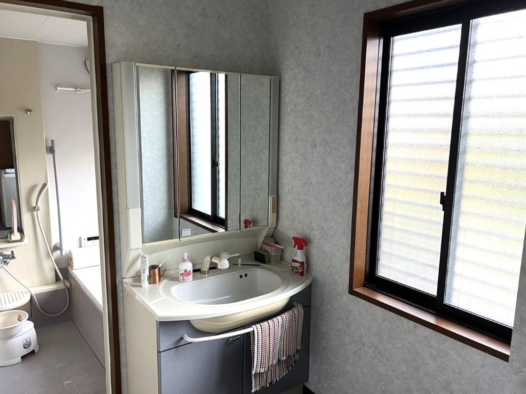 洗面化粧台は幅を取らずコンパクトに。洗濯物干しの家事スペースを広く確保できます。