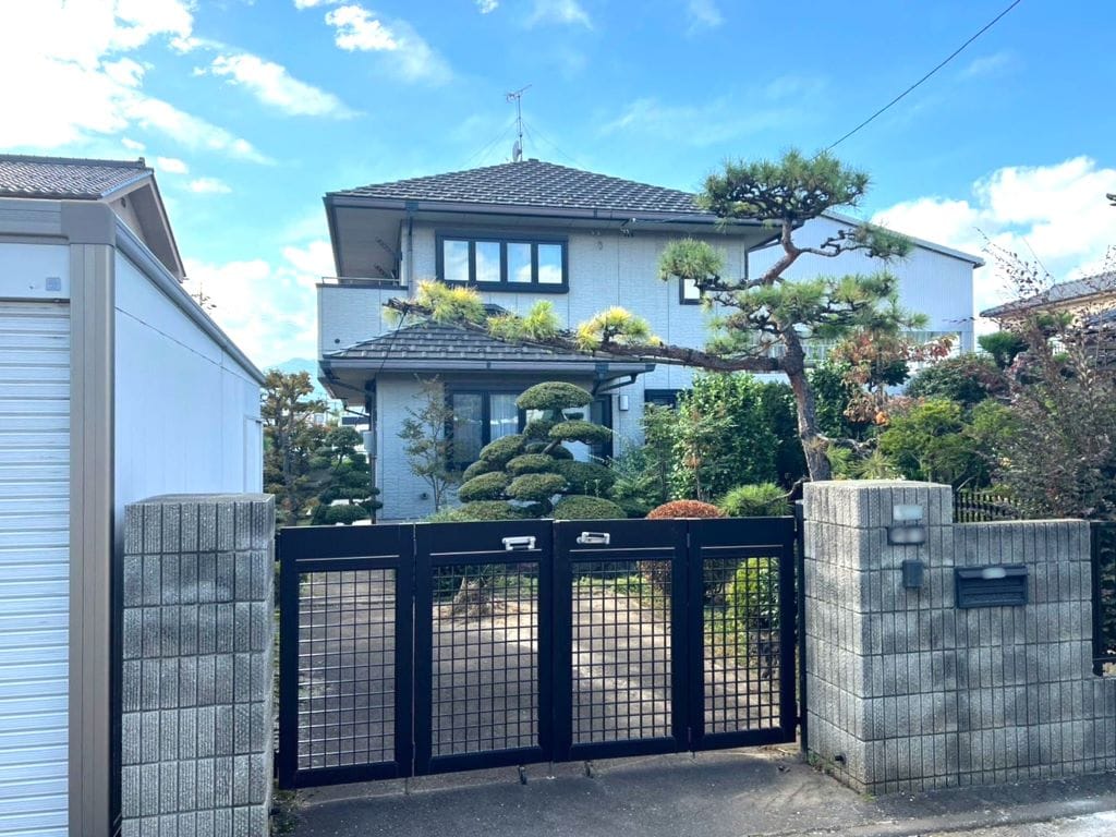 門扉とシャッター車庫で作り上げたしっかりとした駐車スペース。大切なお車を守ります。