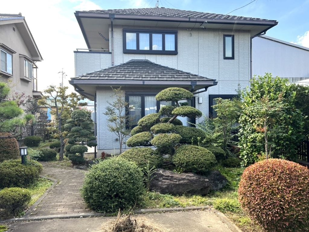 落ち着きを与えるグレーの外観。汚れや劣化が目立ちにくいと人気の、嬉しいカラーです。