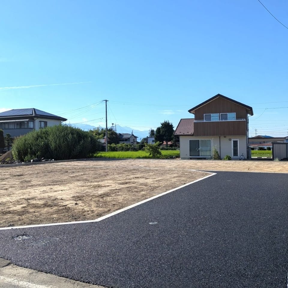 のどかな田園風景に囲まれた落ち着いた住宅地の一画。スーパー・コンビニ・保育園など生活施設も充実。