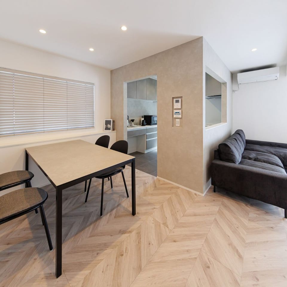 洗練された色合いのLDK。キッチン周りにあえて壁をつけることで、生活感を隠し非日常感を。*施工例