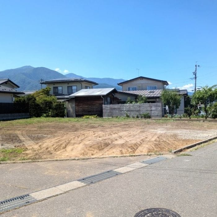 東と南の2方向が幅広の道路に面している分譲地。開放感があり、日当たり・風通しともに良好です。