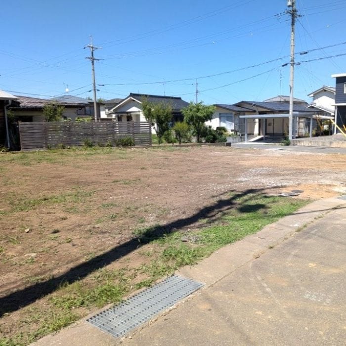 スーパー、ドラッグストア、市役所支所、総合病院が車で3分圏内。住みやすさを実感できるロケーション。