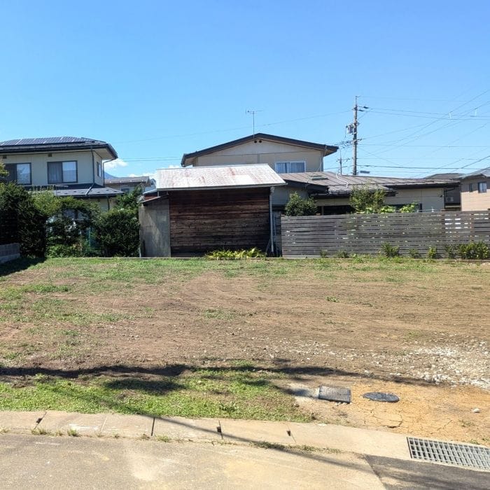 小中学校までは徒歩15分程度、保育園までは車4分の距離で子育て世代にもおすすめの立地です。