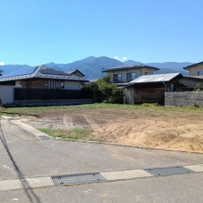 自然に囲まれながらも、便利な暮らしが叶う分譲地。限定2区画のため、気になる方はお早めにお問い合わせください。