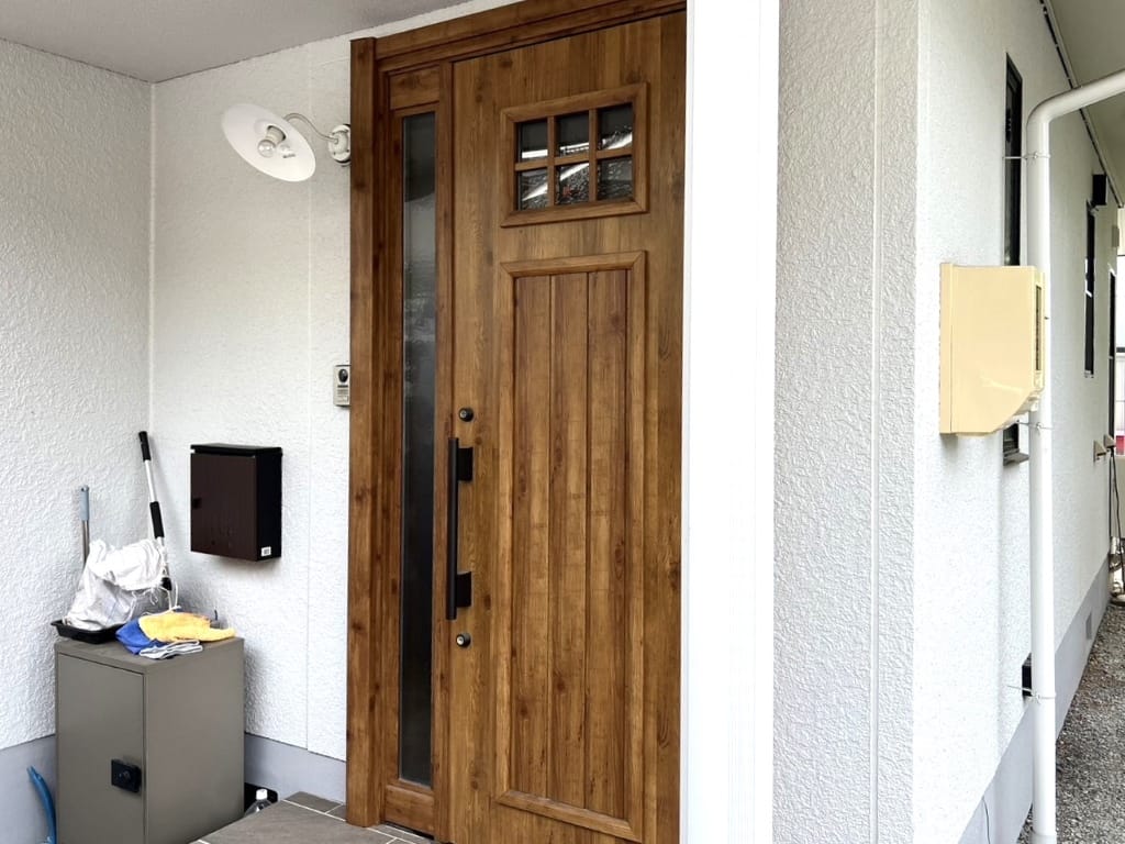 ナチュラルな木目が目を惹く玄関ドアが、ご家族の帰宅をあたたかく迎えます。