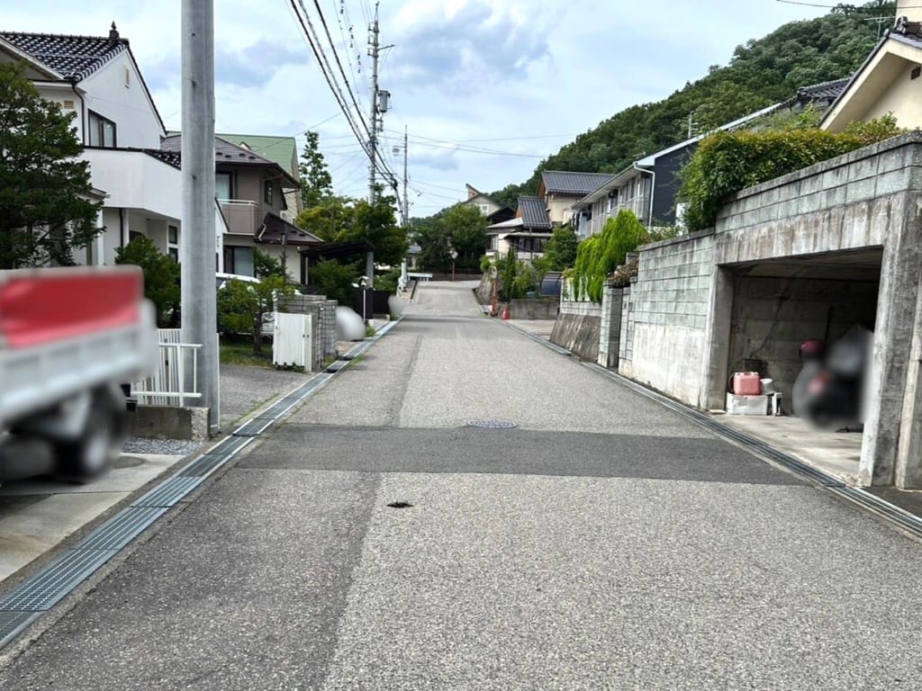 落ち着きのある閑静な住宅街の一画です。緑を身近に感じられる穏やかな住環境。