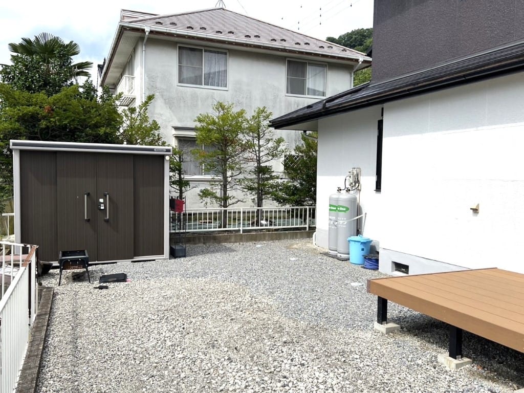 家の西側には広々お庭スペース。道路と反対側なのでお子様の外遊びに安心。あると嬉しい外物置付。