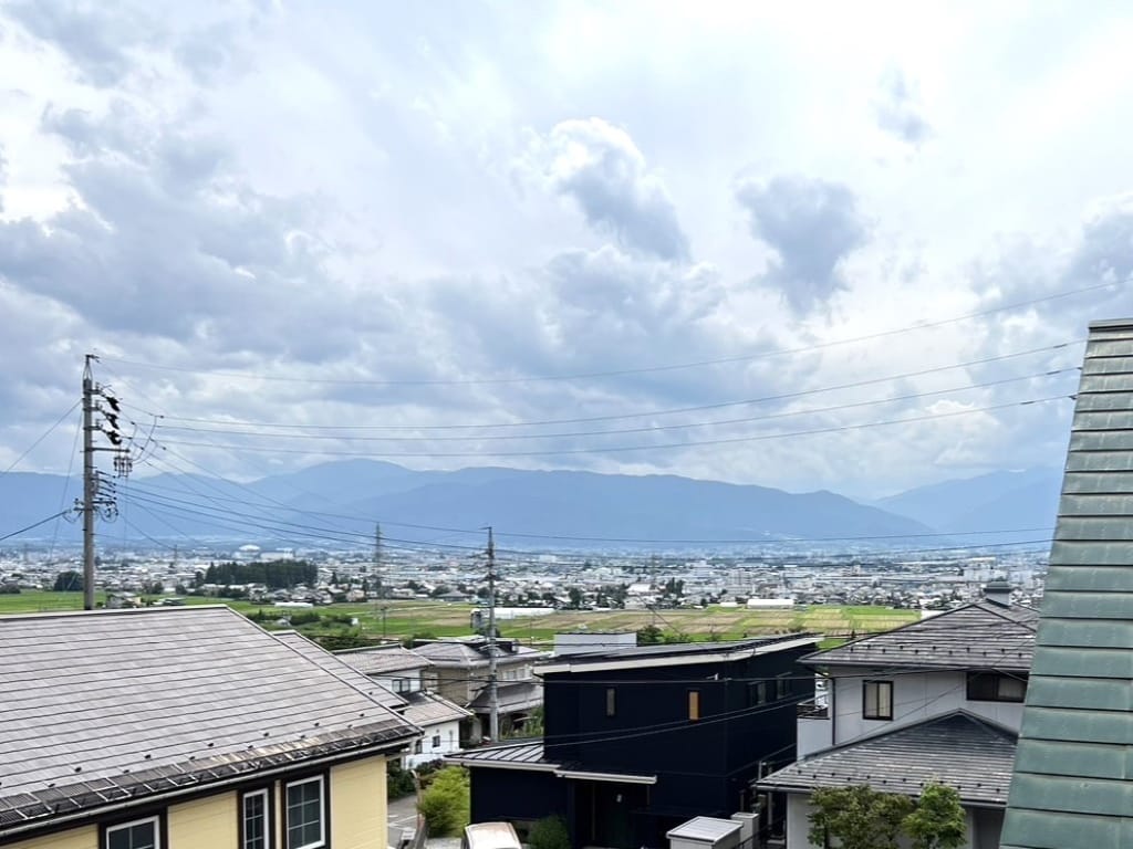 2Fバルコニーからは松本市内や上高地の山々が綺麗に見えます。夜景も一見の価値ありです。