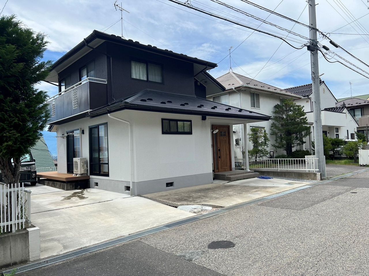 外壁や屋根は2020年に全面塗装済で、綺麗でシックな外観。駐車は3~4台分可能で、来客時に安心です。