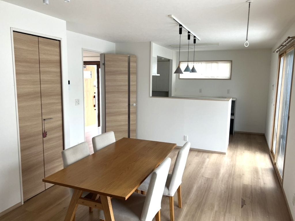 キッチン対面型のLDKは、料理中でもお子様の見守りやご家族とのコミュニケーションが取りやすくて◎。