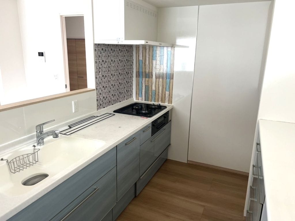 ブルーを取り入れたお洒落なキッチンは2020年に入替済。毎日の料理時間を楽しく彩ります。