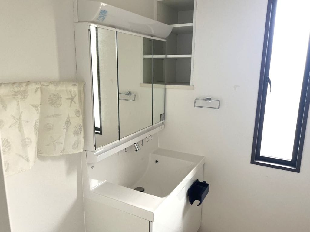 洗面台の横には収納スペースが。細々としたアイテムが多くなる洗面室がすっきり片付きます。