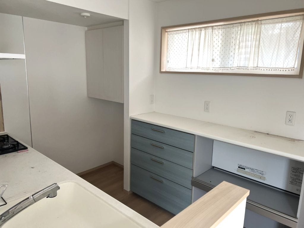 背面には大容量収納のカップボード付。調理家電やストックの食料品などたっぷりしまえます。