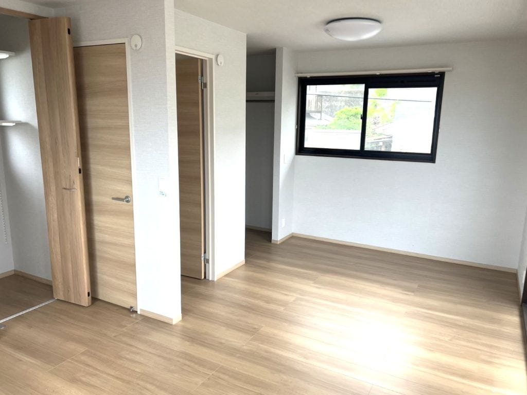 2F洋室は2部屋に分割できるようにドアや収納が配置されています。生活スタイルに合わせられます。