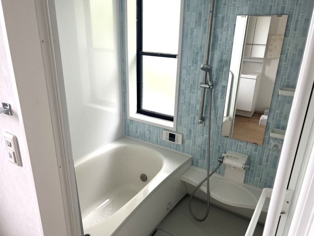 ポイント使いした爽やかなブルーが特徴。清潔感がある明るい浴室です。