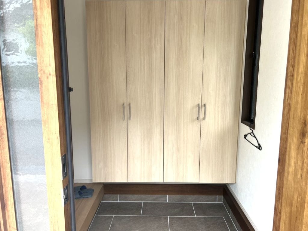 玄関には大容量の収納付き。ご家族全員の靴やアウトドア用品などもしっかり収納できます。