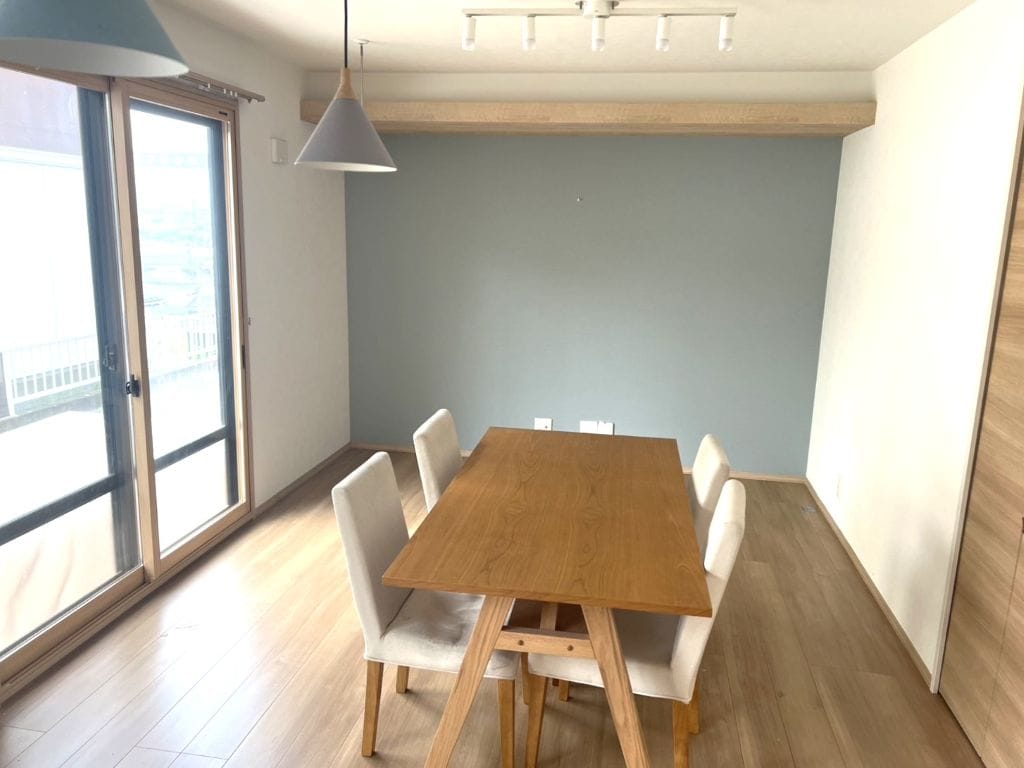 柔らかな木目の風合いとライトブルーが基調の室内は、ほっとリラックスできる空間です。