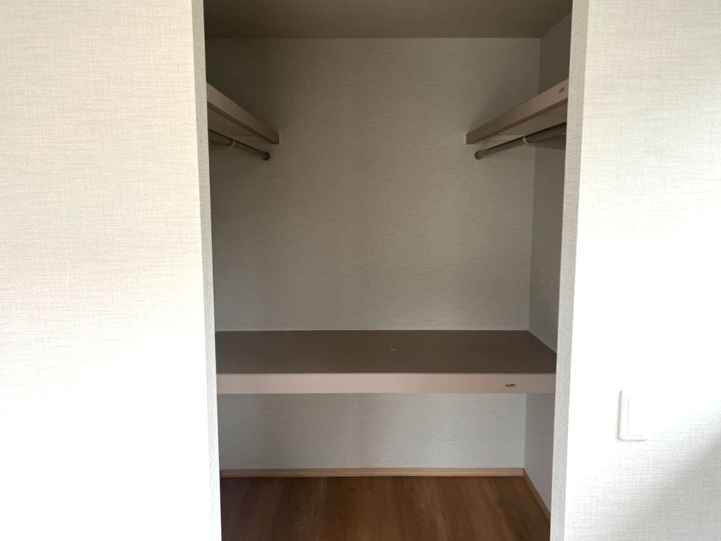 洋室にはウォークインクローゼット付。その他幅広のクローゼット収納もあり、綺麗な室内を保てます。