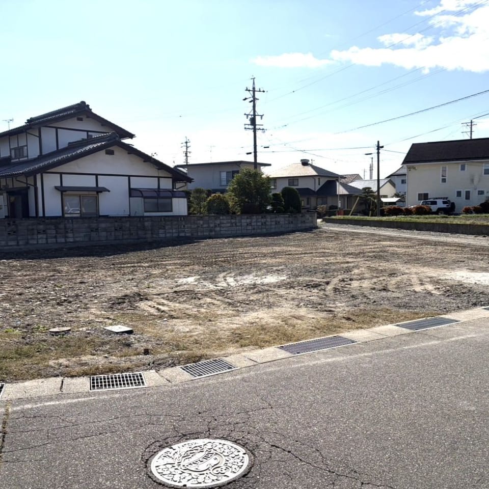 一日市場駅まで徒歩7分、スーパーまで車3分。利便性の良い立地に誕生した、2区画限定の分譲地です。