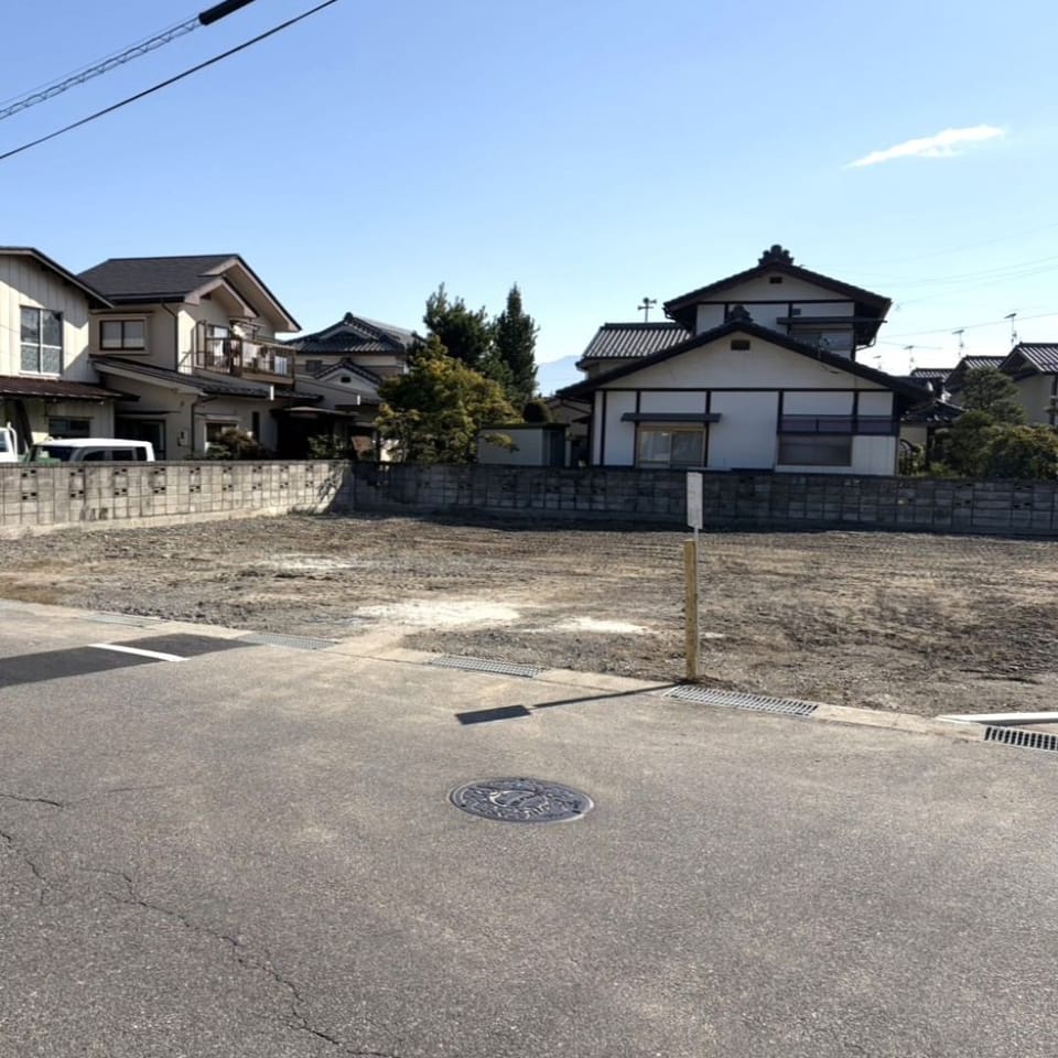 近隣は田園風景が広がる穏やかな住環境。西の方角には穂高岳をはじめとした山々の連なりも望めます。
