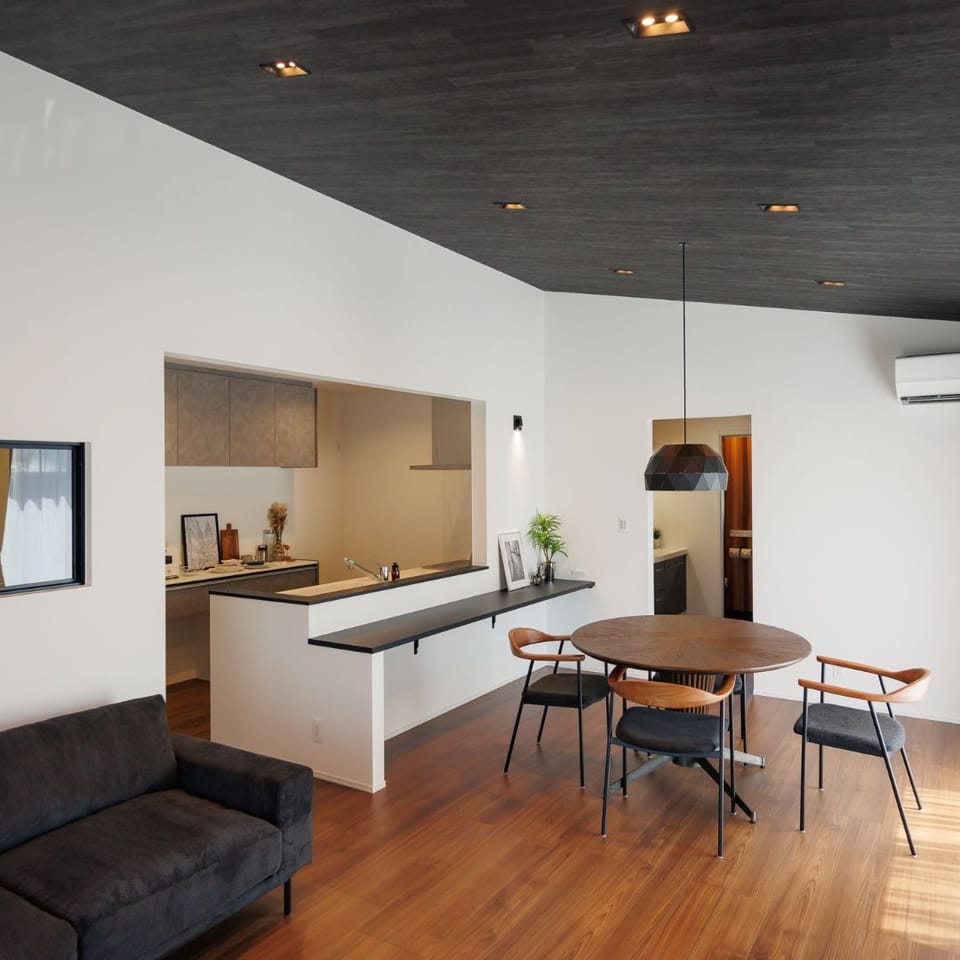 勾配天井が印象的な平屋のLDK*施工例