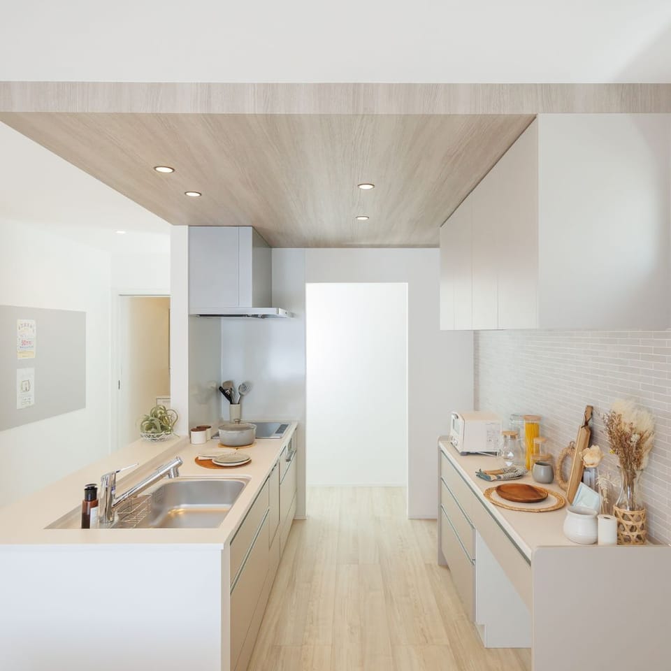 【ターミナル駅まで車6分】特急列車が停車する塩尻駅まで車6分で、都内へ行く機会が多いご家族にもおすすめ。背面のアクセントがおしゃれな空間に。料理をするのも楽しくなります。*施工例