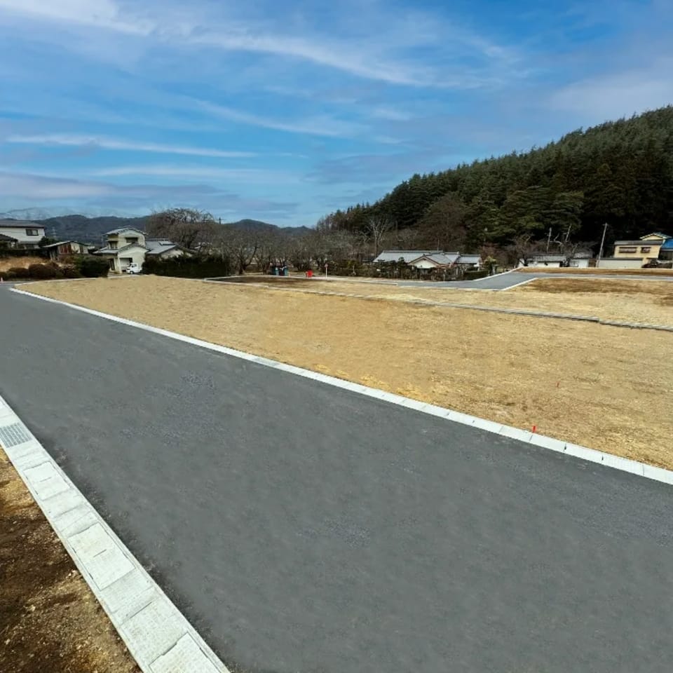 【お車通行楽々】分譲地内の道路も綺麗に整備済。幅員はゆったり6mあるので、すれ違いも安心です。